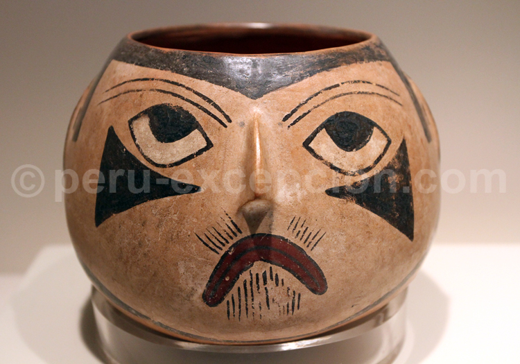 Terrine en forme de visage, céramique nasca, Musée d’Art Precolombien de Cuzco