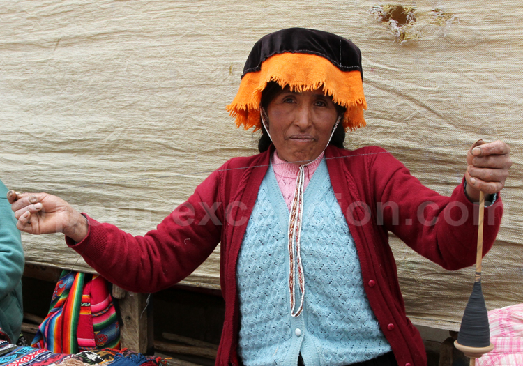 Tisseuse en plein ouvrage, voyage au Pérou