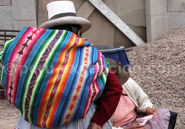 Tissu péruvien porté en écharpe